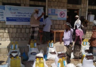 توزيع مخصص مايو من السلال الغذائية للمستفيدين من مشروع الأمن الغذائي بالمهرة