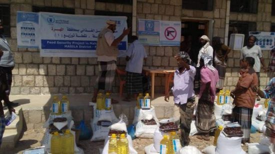 توزيع مخصص مايو من السلال الغذائية للمستفيدين من مشروع الأمن الغذائي بالمهرة