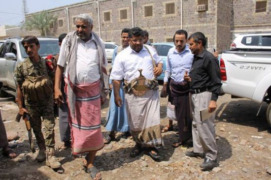 مليشيا الحوثي تجبر أعضاء تنفيذي الحديدة على زيارة الجبهات