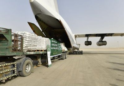 ضمن الجسر الجوي.. هبوط أول طائرة مساعدات سعودية في عدن