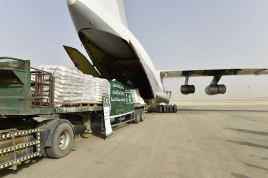 ضمن الجسر الجوي.. هبوط أول طائرة مساعدات سعودية في عدن