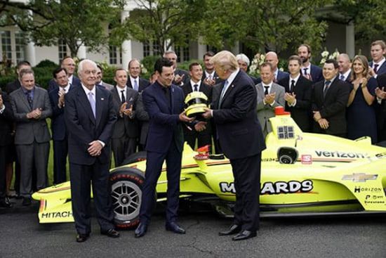 ترامب يستقبل فريق بينسك للسيارات بعد فوزه ببطولة إندى 500 (صور)&nbsp;