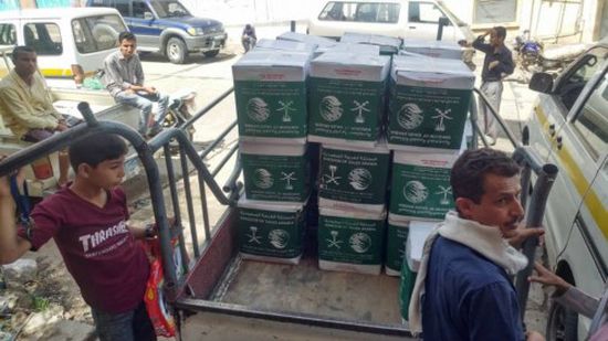 بدعم سعودي..توزيع 300 سلة غذائية بتعز (صور)