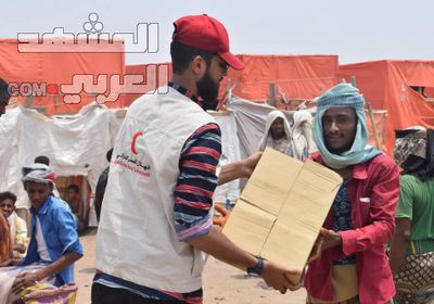 الهلال الإماراتي يوزع 500 سلة غذائية بمخيم المشقافة في لحج 