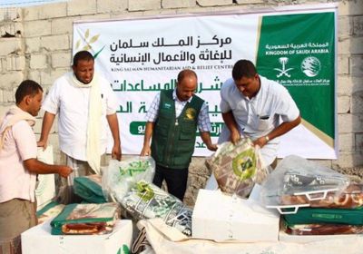 مركز الملك سلمان يوزع مواداً إيوائية بمنطقة بير أحمد بعدن (صور)