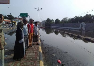 بدعم من المجلس الانتقالي..استمرار شفط مياه الأمطار الراكدة بمديرية خورمكسر