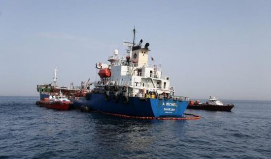 إنقاذ 44 من طاقم ناقلتي النفط في خليج عمان