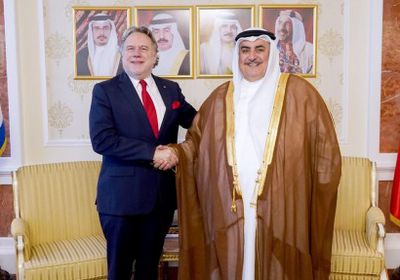 وزير الخارجية البحريني يلتقي نظيره اليوناني في مكتبه بالديوان العام