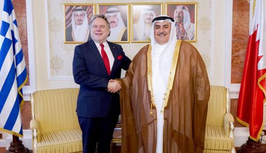 وزير الخارجية البحريني يلتقي نظيره اليوناني في مكتبه بالديوان العام