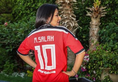 رانيا يوسف تدعم المنتخب المصري بـ تيشيرت محمد صلاح (صور)