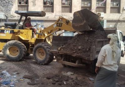 الانتقالي الجنوبي يدشن حملة لإزالة مخلفات الأمطار في مديرية صيرة (صور)