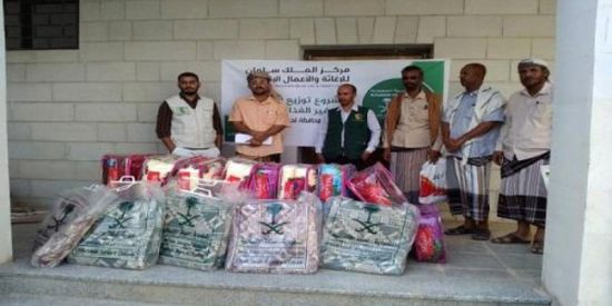 بدعم سعودي.. توزيع مواد إيوائية في محافظة لحج