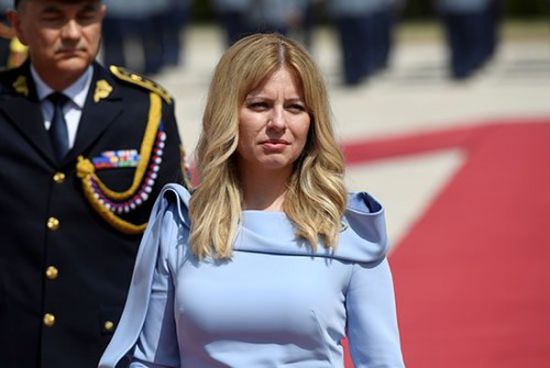 أول رئيسة لسلوفاكيا تؤدي اليمين الدستوري (صور)