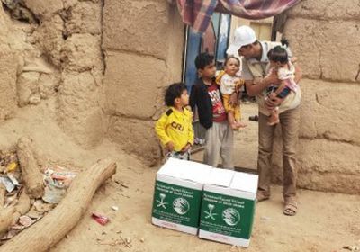 توزيع 300 سلة غذائية من السعودية على النازحين بالجوف