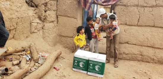 توزيع 300 سلة غذائية من السعودية على النازحين بالجوف