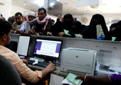 لليوم الثاني على التوالي.. تواصل عملية صرف الحوالات النقدية الطارئة بسقطرى 