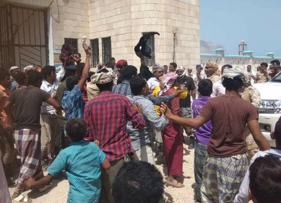 بالحجارة والأحذية.. مواطنون غاضبون بقلنسية يهاجمون موكب محافظ سقطرى ووزير الثروة السمكية (تفاصيل + صور)