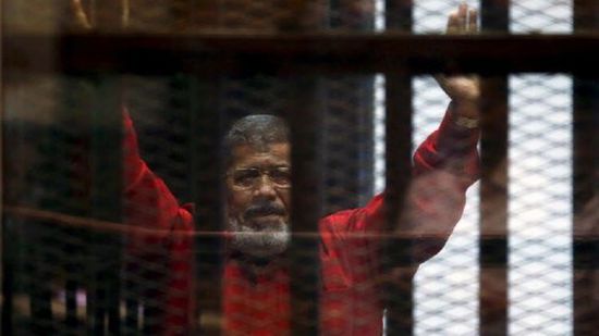 النيابة العامة المصرية برفقة فريق طبي تعاين جثمان محمد مرسي