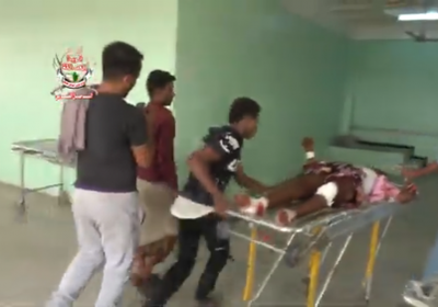 استشهاد امرأة وإصابة 4 آخرين من أسرة واحدة بقذيفة حوثية في حيس(فيديو)