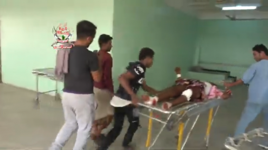 استشهاد امرأة وإصابة 4 آخرين من أسرة واحدة بقذيفة حوثية في حيس(فيديو)