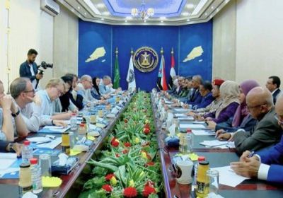اجتماع بين الرئيس الزبيدي ووفد من الباحثين الأمريكيين بعدن