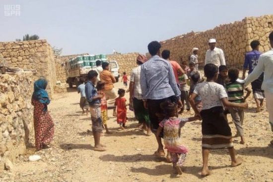 بدعم سعودي.. توزيع 360 سلة غذائية على أهالي سقطرى