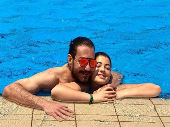شاهد أحمد زاهر برفقة ابنته في حمام السباحة