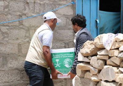 بدعم سعودي..توزيع 367 سلة غذائية في مأرب (صور)