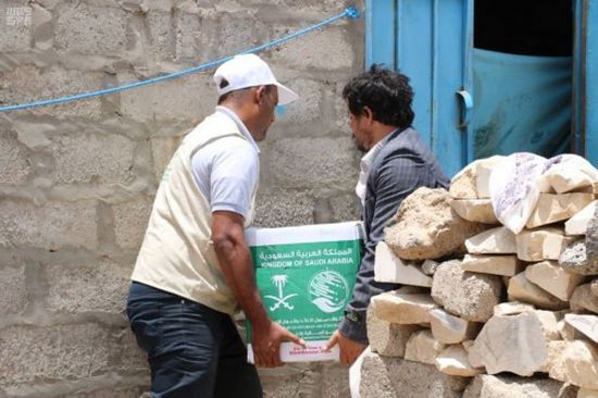 بدعم سعودي..توزيع 367 سلة غذائية في مأرب (صور)