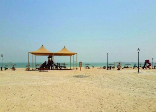 فشل " تميم ".. شواطئ قطرية تتحول لبركة من الصرف الصحي