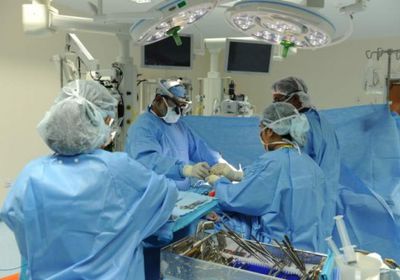 أطباء يجرون جراحة لإحياء عظام ميتة لمريض  