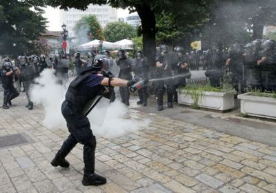 بالغاز المسيل.. الشرطة تتصدى لمظاهرات تعطيل الانتخابات بألبانيا