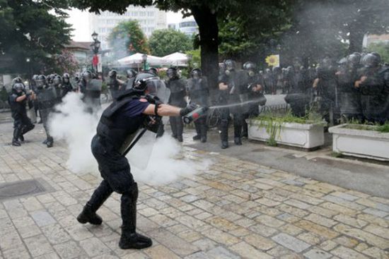 بالغاز المسيل.. الشرطة تتصدى لمظاهرات تعطيل الانتخابات بألبانيا