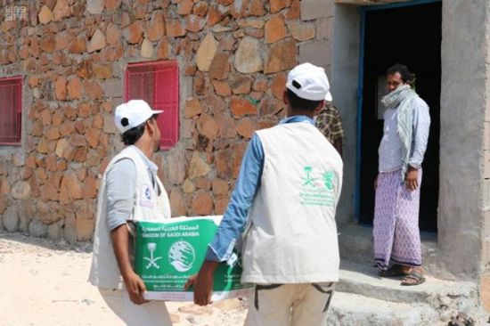 توزيع مئات السلال الغذائية على المواطنين بسقطرى