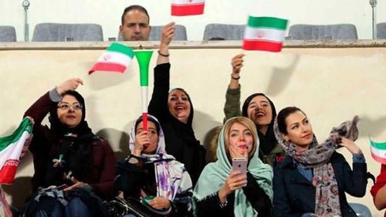 "فيفا" تمنح إيران مهلة لضمان دخول النساء إلى استاد كرة القدم
