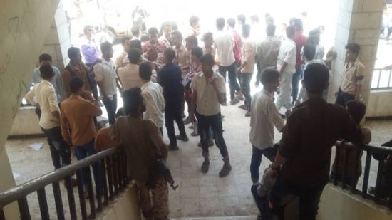 طلاب أحد المراكز الامتحانية بردفان يحتجون على صعوبة مادة الفيزياء (صور)