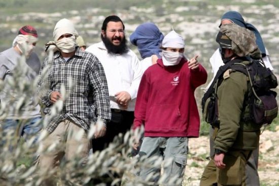 مستوطنون إسرائيليون يعتدون بالضرب على فلسطينيين بالخليل