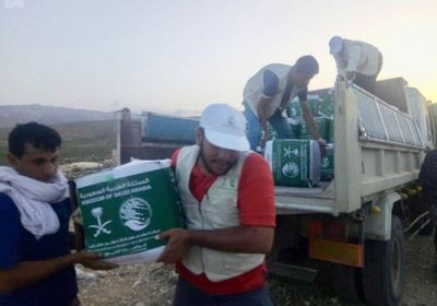 سلمان للإغاثة يوزع 248 كرتونًا من السلال الغذائية في مديرية قلنسية بسقطرى