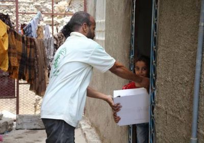 توزيع مئات السلال الغذائية على الأسر النازحة بتعز