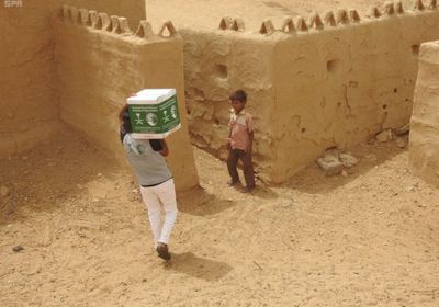بدعم سعودي..توزيع 300 سلة غذائية في لحج وسقطرى(صور)