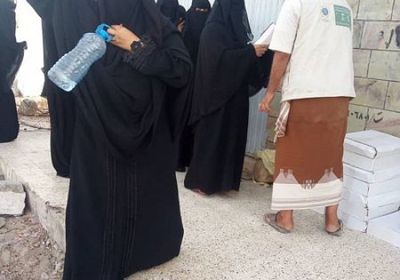 بدعم سعودي..توزيع 2908 كرتونة تمر على النازحين في مأرب وأبين (صور)