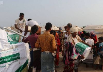 توزيع مئات السلال الغذائية على النازحين في حضرموت والحديدة (صور)