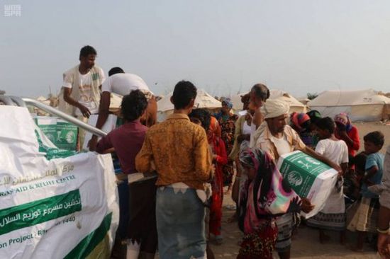 توزيع مئات السلال الغذائية على النازحين في حضرموت والحديدة (صور)