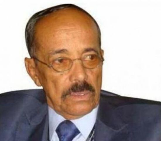 بعد اقتحام مكتبه وتهديده.. رئيس شورى الحوثيين يعتكف في منزله