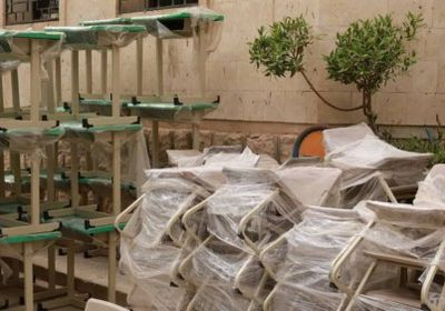 بدعم سعودي.. توزيع ألف كرسي وطاولات لعدد من مدارس وادي حضرموت 