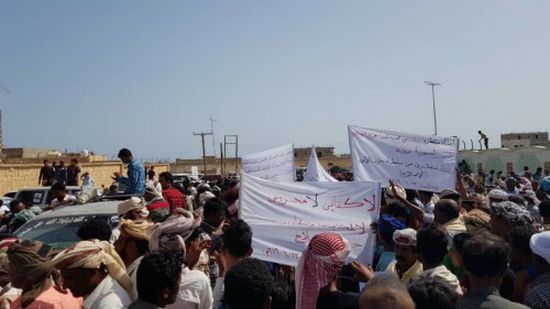 للمرة الثالثة خلال أسبوع.. دعوات لتظاهرات جديدة بسقطرى للمطالبة برحيل المحافظ