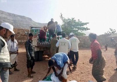 بدعم سعودي..توزيع 289 سلة غذائية في سقطرى (صور)