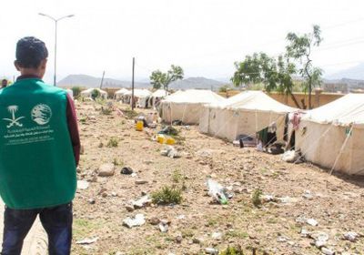 السعودية توزع مساعدات إيوائية في قعطبة شمالي الضالع (صور)