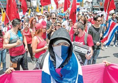 متظاهرون يلقون حجارة وديناميت على القصر الرئاسي بكوستاريكا