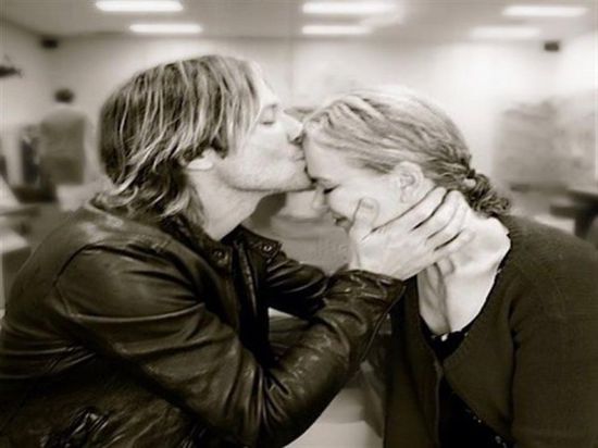 النجمة نيكول كيدمان تحتفل بعيد زواجها